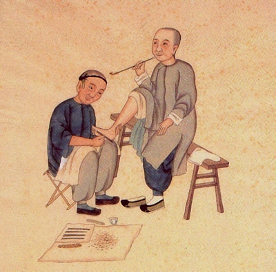 Un dessin ancien représentant un chinois qui masse le pied d'un autre chinois